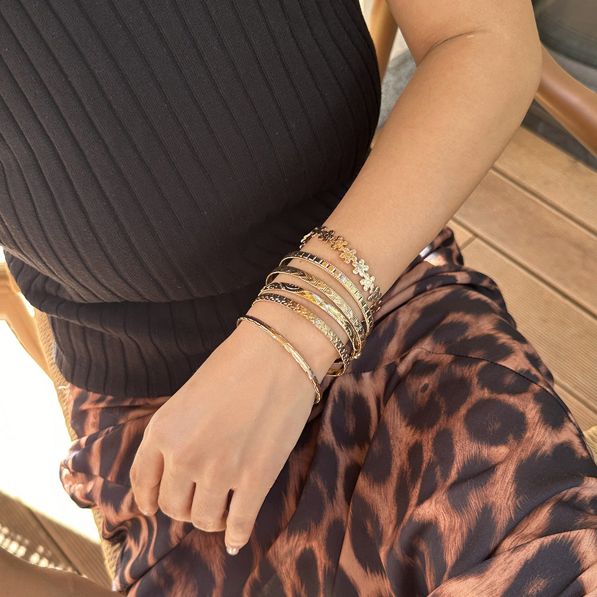 Sweet & Cool Carved Pattern Flower Bracelet, Fashionable Metal Texture Stackable Bangle