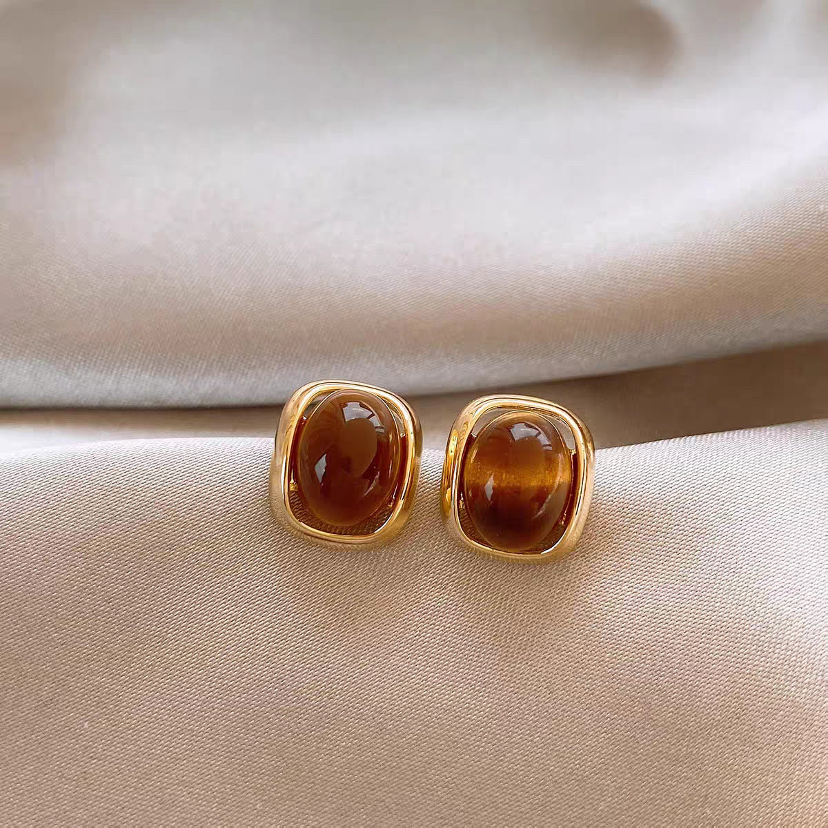 New vintage-inspired, luxury-feel stud earrings: atmospheric hoop earrings with pearls