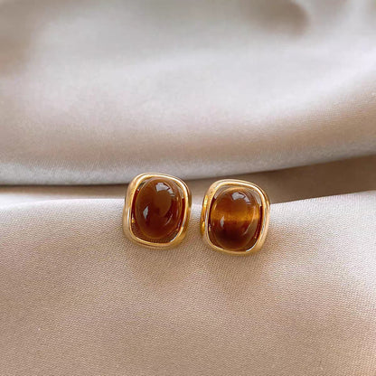 New vintage-inspired, luxury-feel stud earrings: atmospheric hoop earrings with pearls