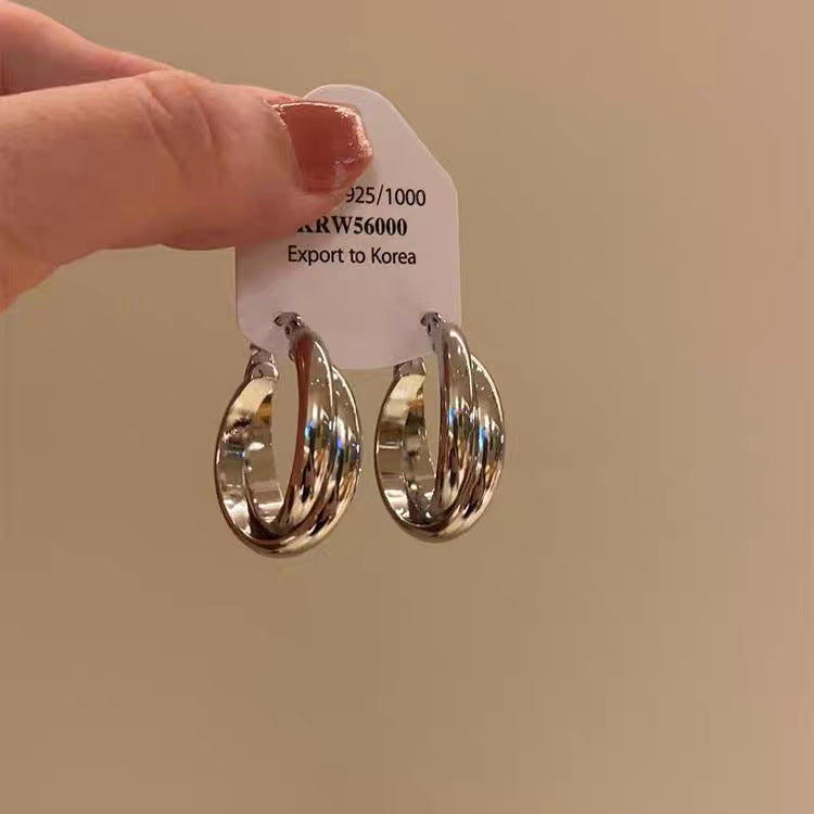 New vintage-inspired, luxury-feel stud earrings: atmospheric hoop earrings with pearls