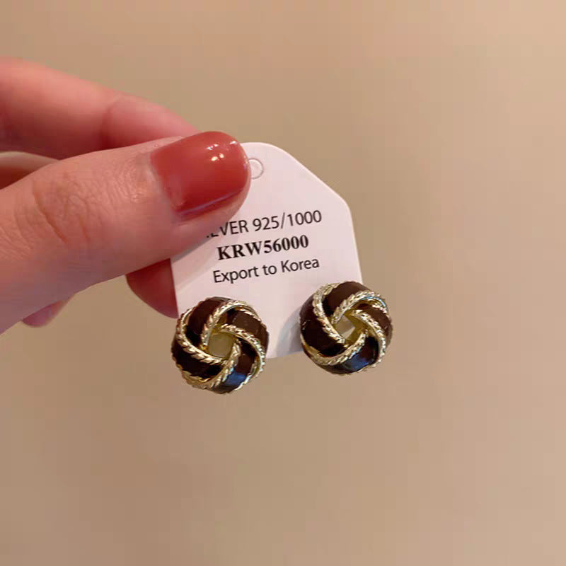 New vintage-inspired, luxury-feel stud earrings: atmospheric hoop earrings with pearls