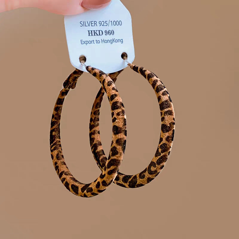 New vintage-inspired, luxury-feel stud earrings: atmospheric hoop earrings with pearls