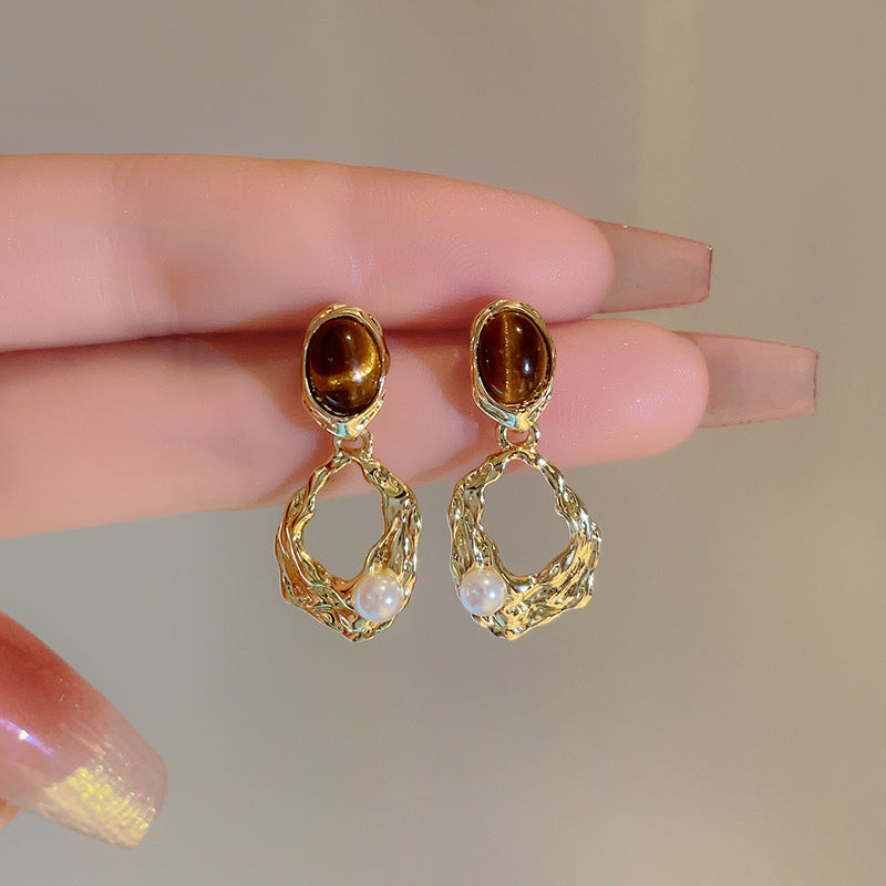 New vintage-inspired, luxury-feel stud earrings: atmospheric hoop earrings with pearls