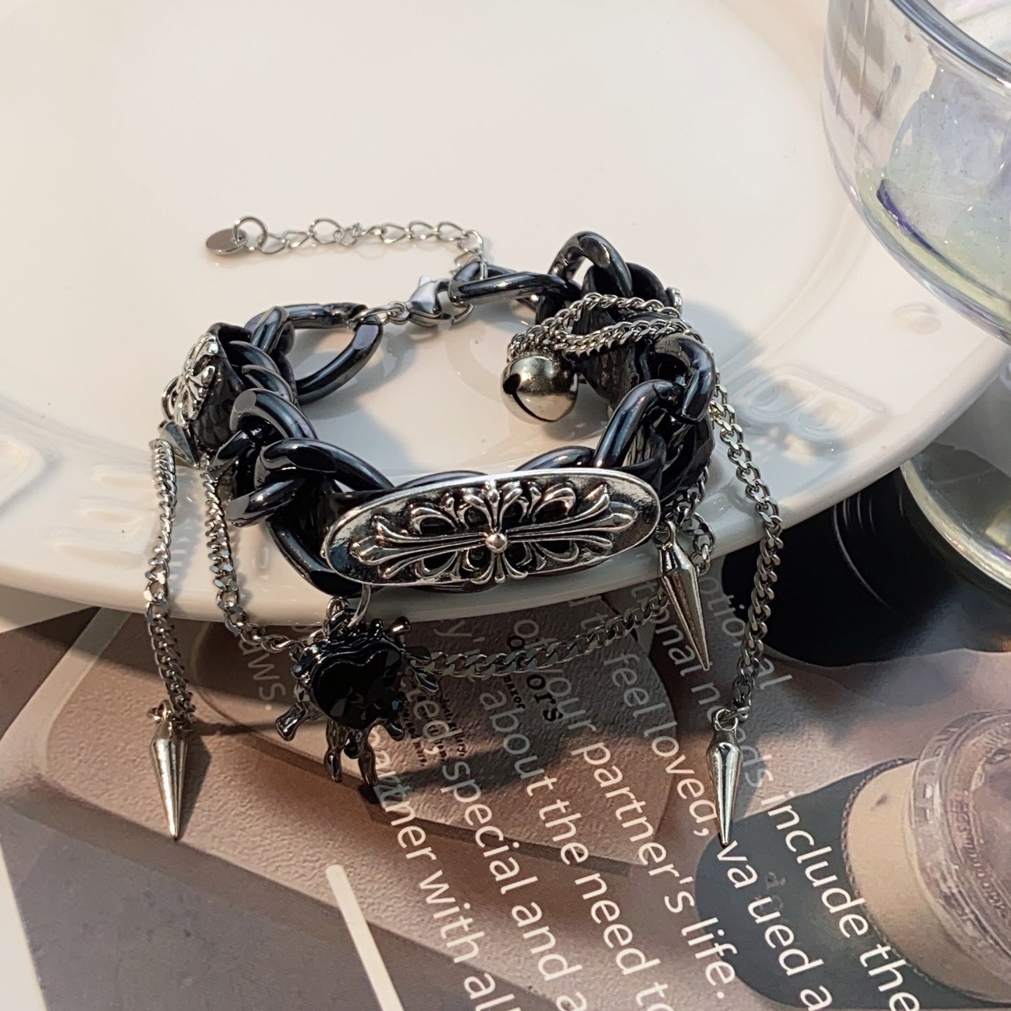 美拉德重工浮雕皮革手链亚文化辣妹甜酷小众哥特朋克暗黑手饰潮