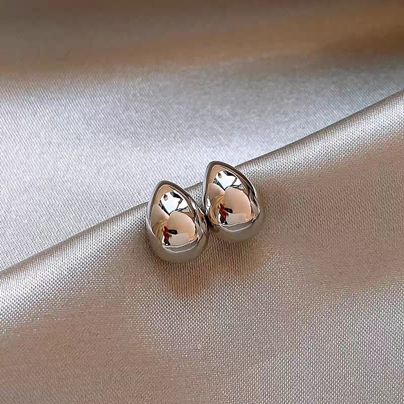 New vintage-inspired, luxury-feel stud earrings: atmospheric hoop earrings with pearls