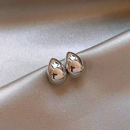 New vintage-inspired, luxury-feel stud earrings: atmospheric hoop earrings with pearls