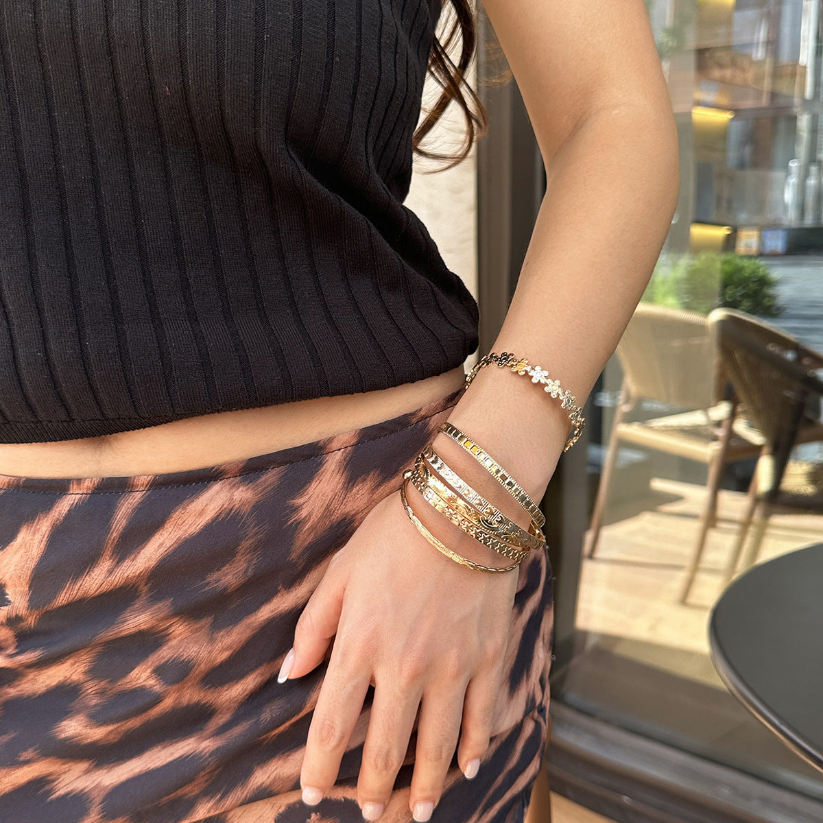 Sweet & Cool Carved Pattern Flower Bracelet, Fashionable Metal Texture Stackable Bangle