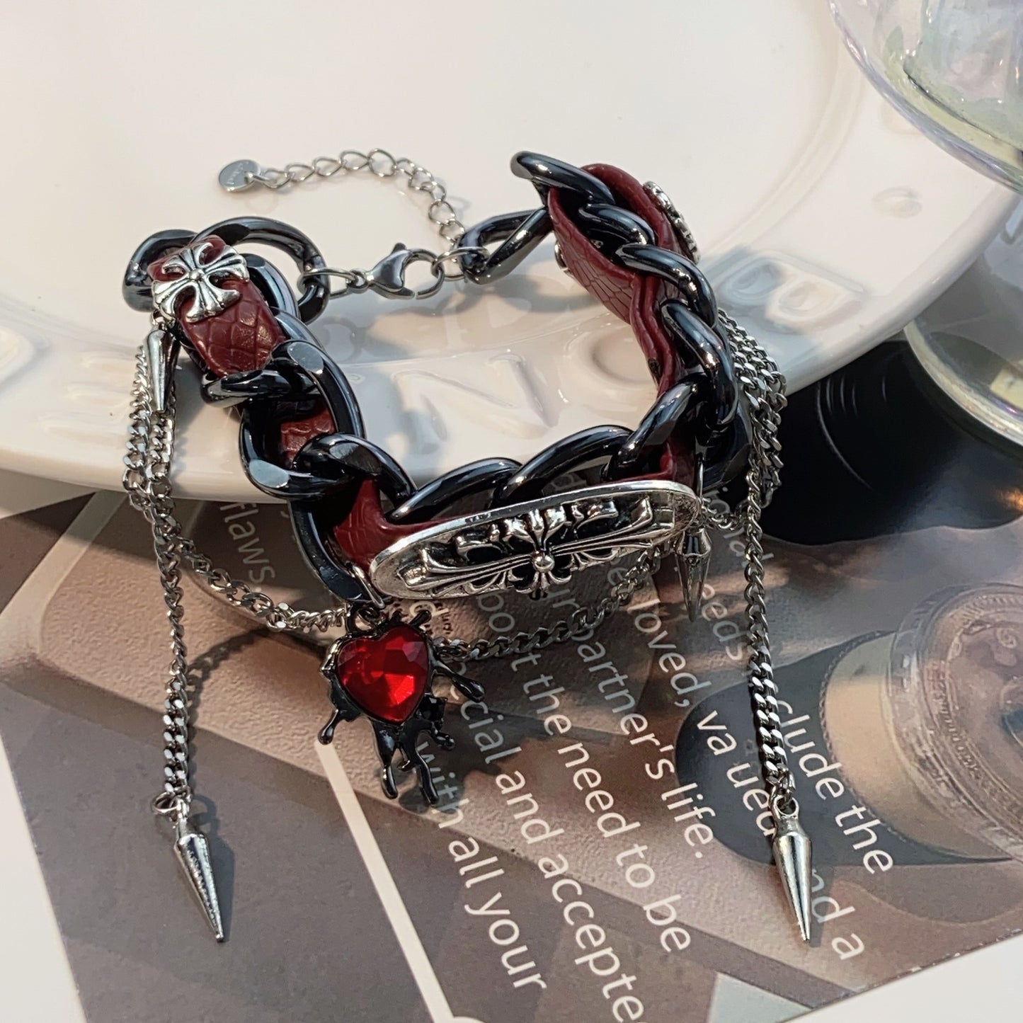 美拉德重工浮雕皮革手链亚文化辣妹甜酷小众哥特朋克暗黑手饰潮