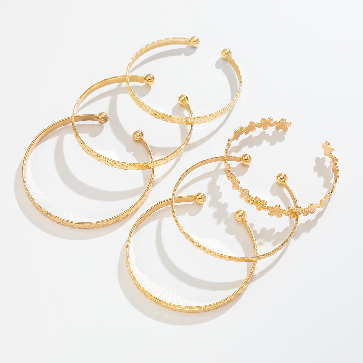 Sweet & Cool Carved Pattern Flower Bracelet, Fashionable Metal Texture Stackable Bangle