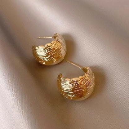 New vintage-inspired, luxury-feel stud earrings: atmospheric hoop earrings with pearls