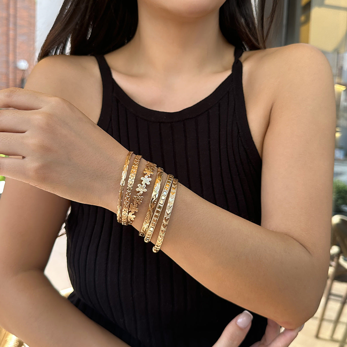 Sweet & Cool Carved Pattern Flower Bracelet, Fashionable Metal Texture Stackable Bangle